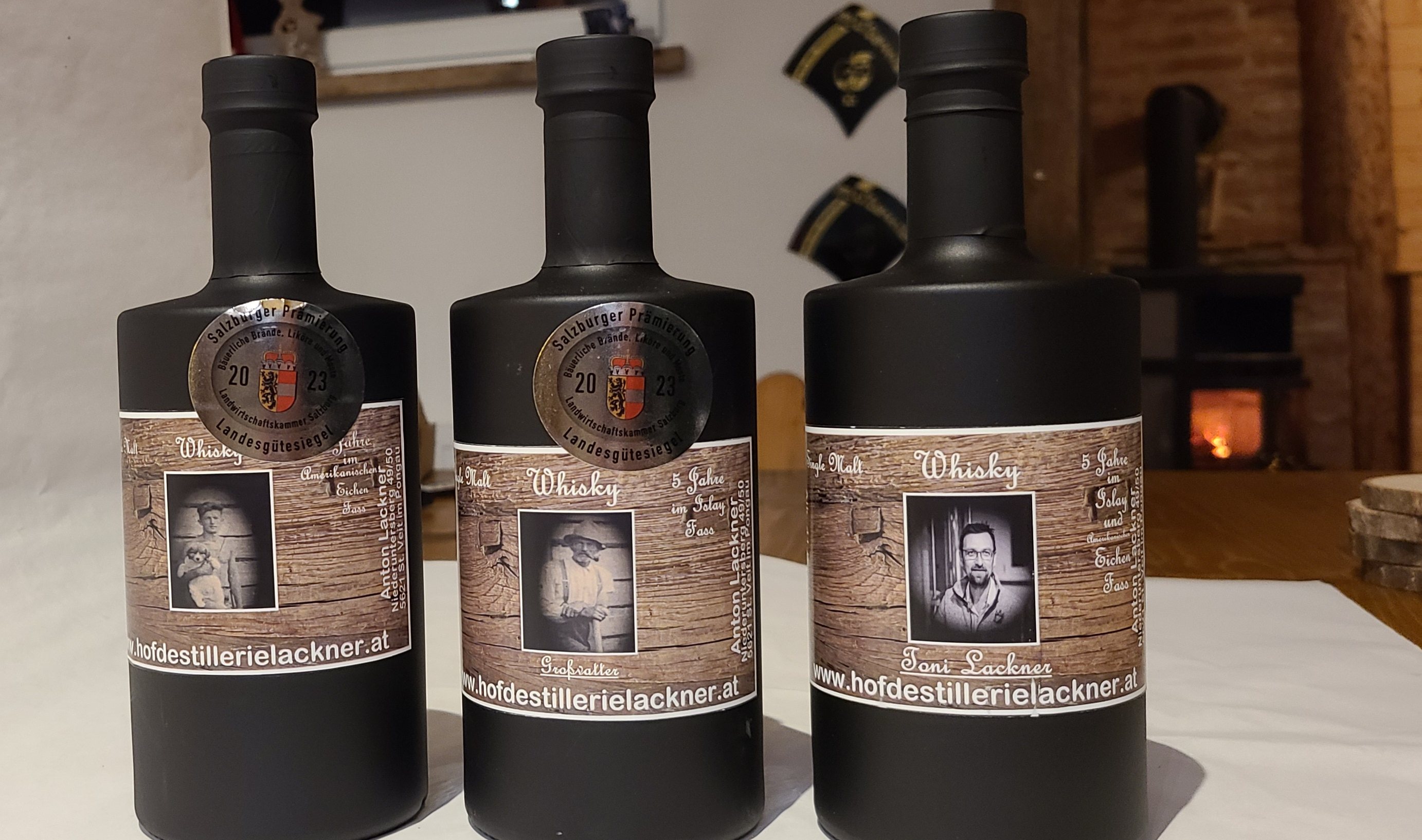 Drei schwarze Flaschen mit dem ausgezeichneten Whisky Sorten.