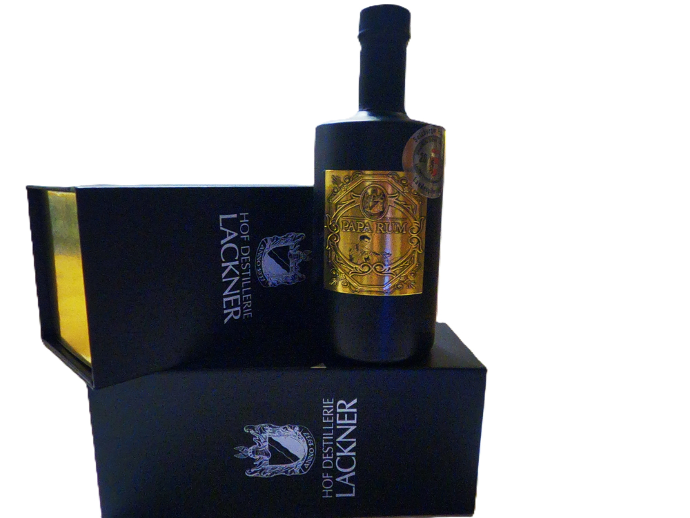 Papa Rum in der typisch schwarzen Flasche mit goldener Etikette auf der Verpackungsbox.